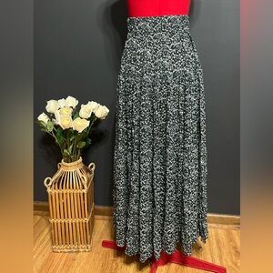 Sweetgrass Collection Green & White Ditsy Floral Crinkle Maxi Skirt Sz L